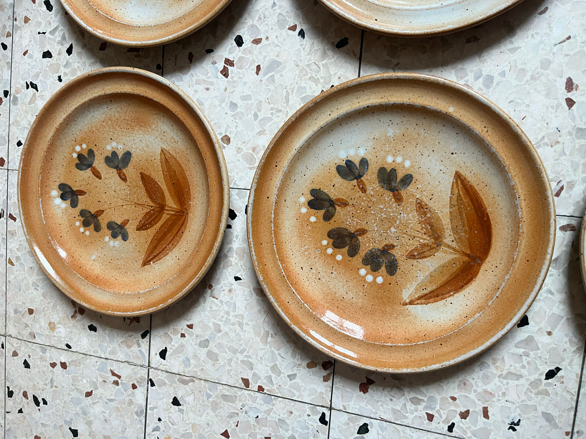 6 assiettes plates en grès 