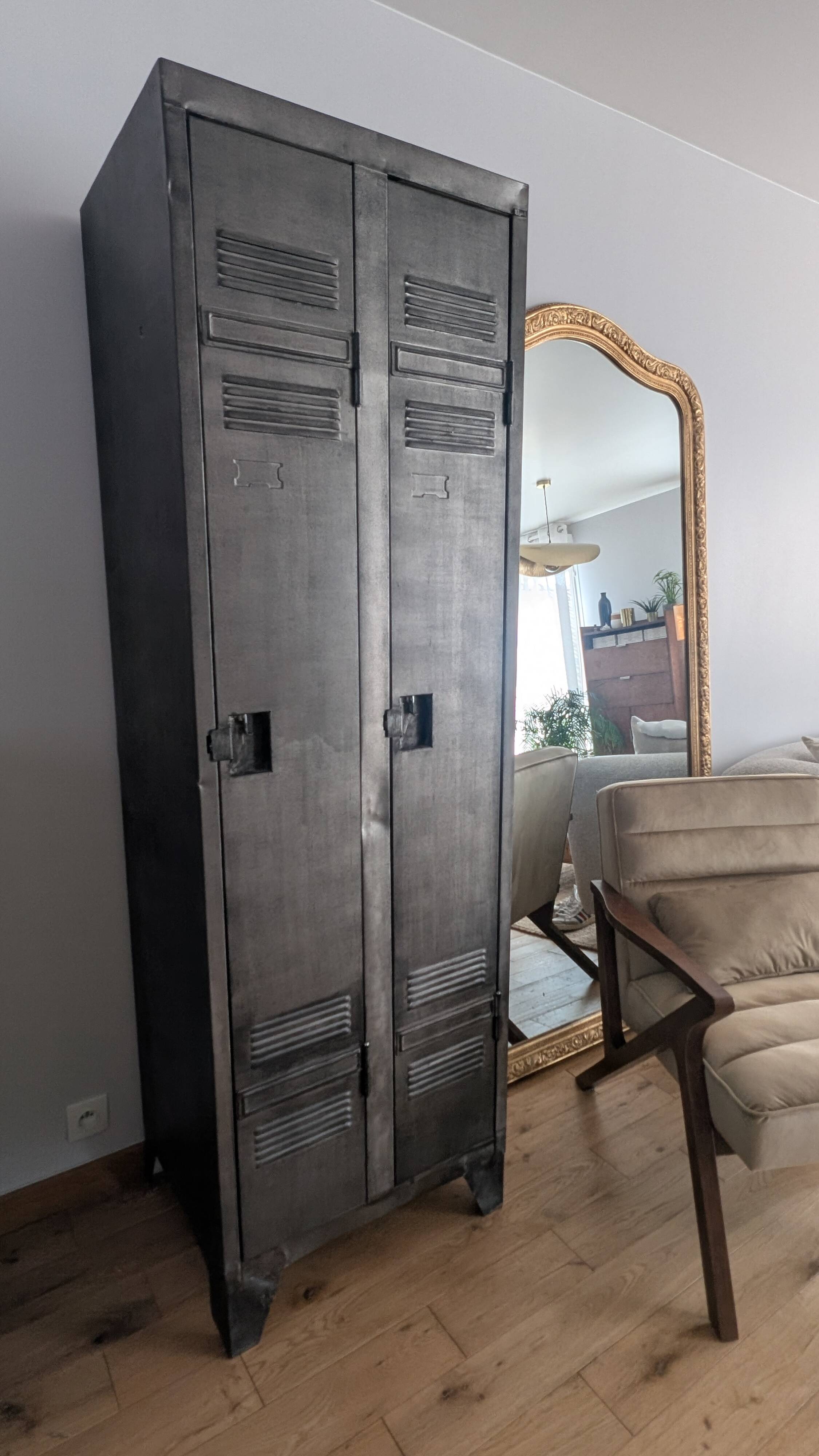 Factory wardrobe brand Atal