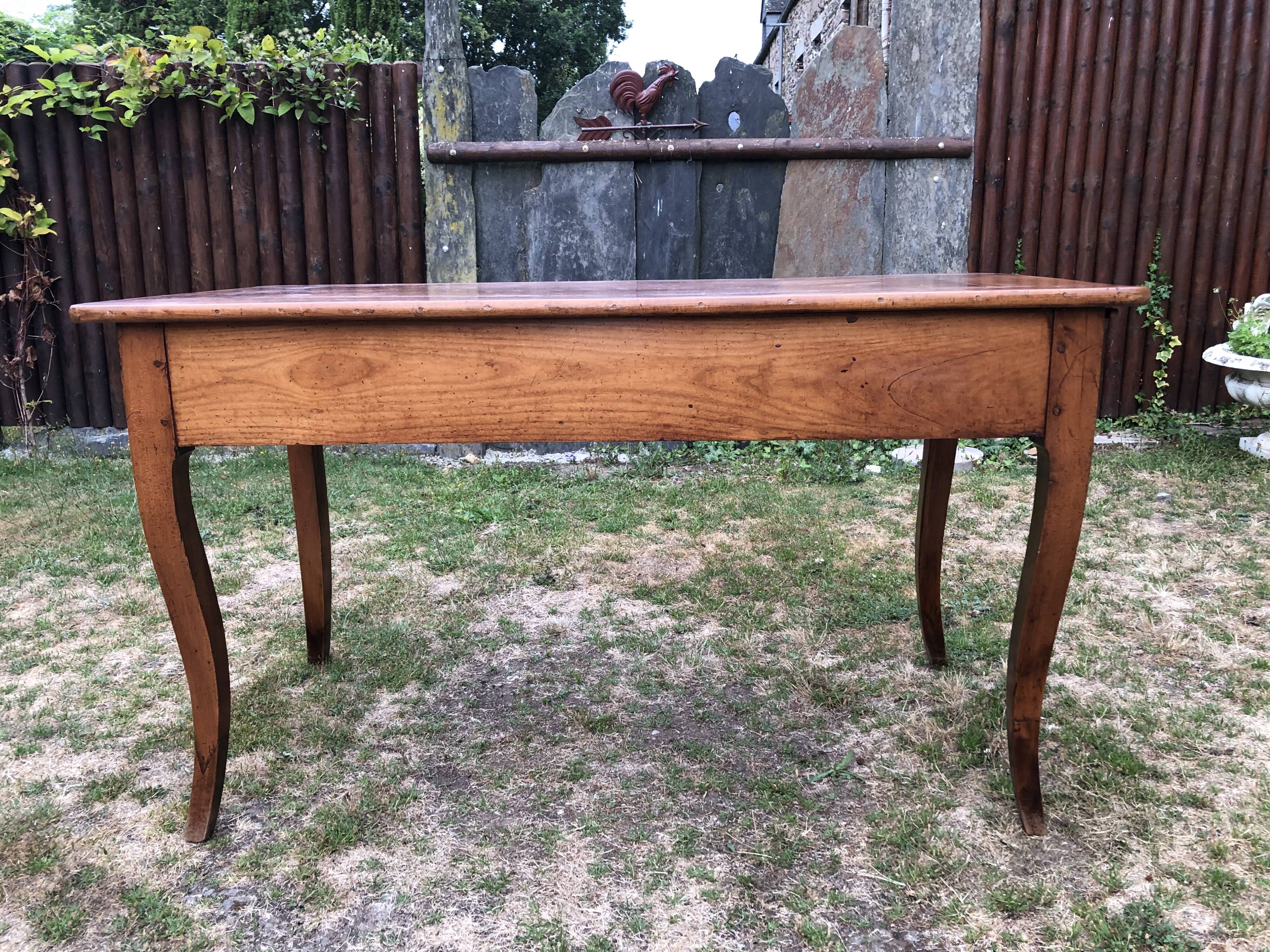 Table de ferme ancienne de style Louis XV à piétement dit pied biche en cerisier massif à 2 tiroirs