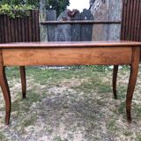 Table de ferme ancienne de style Louis XV à piétement dit pied biche en cerisier massif à 2 tiroirs