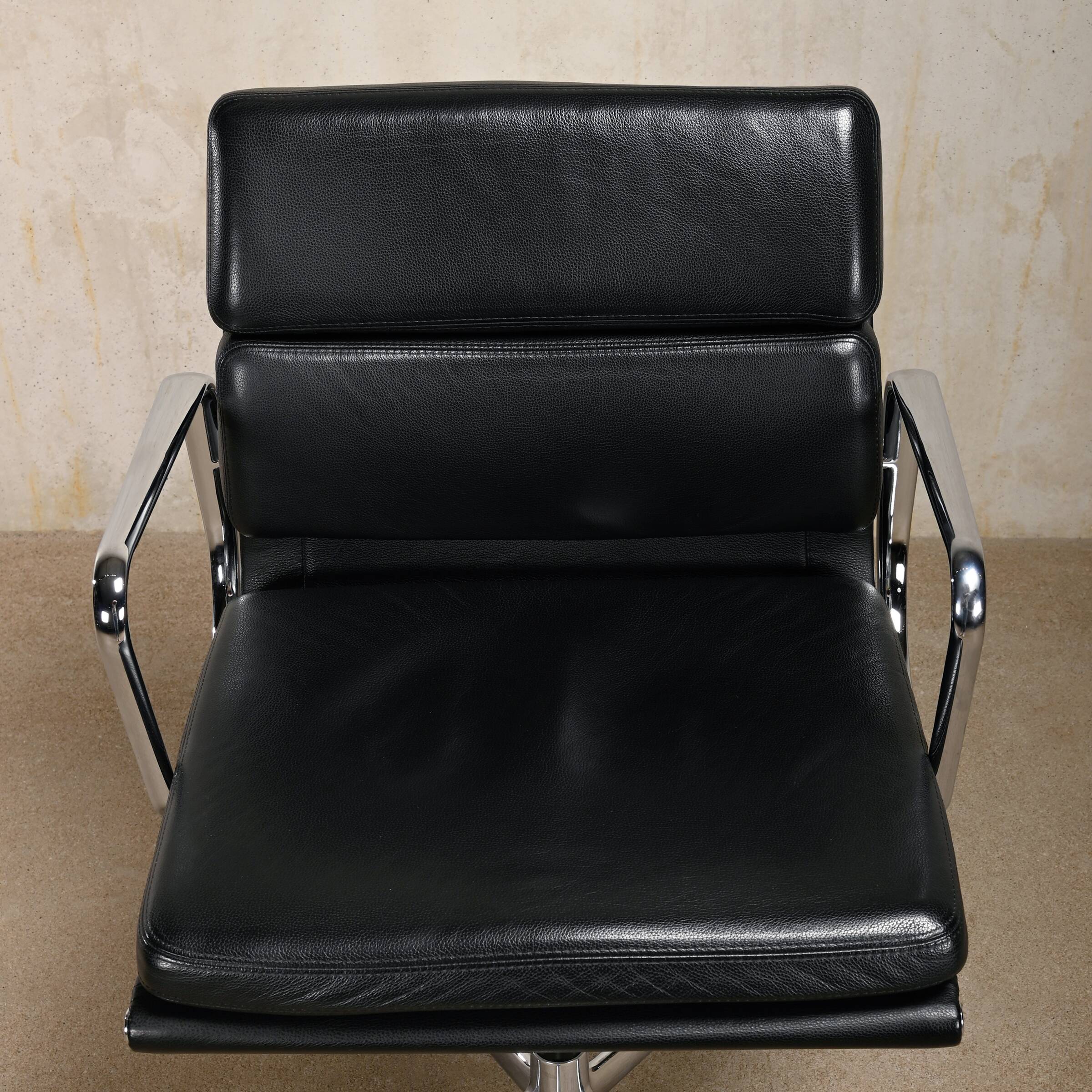 Charles & Ray Eames EA217 Office Chair in Chrome and Black leather, Vitra