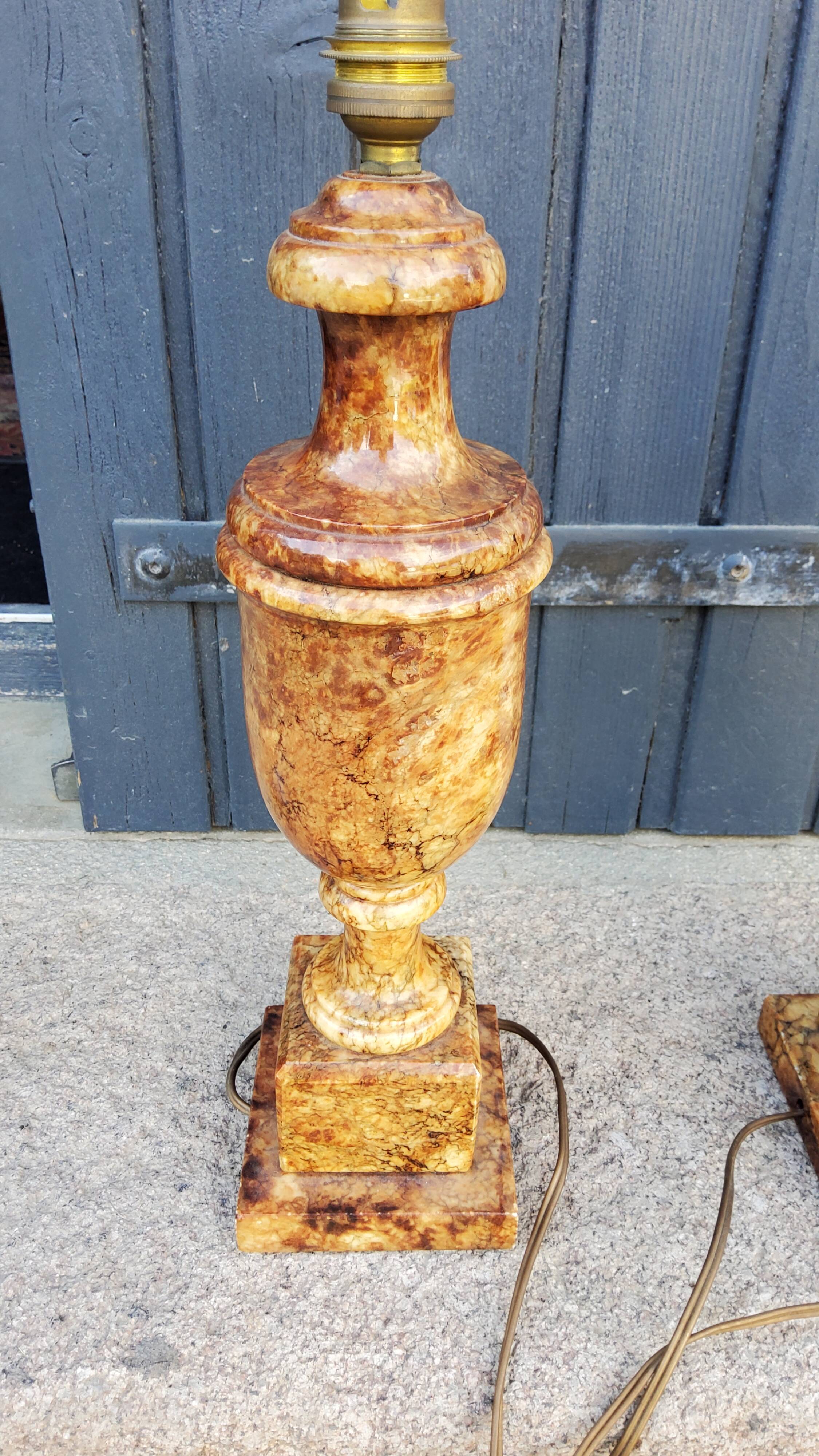 Paire de pieds de lampes des années 70 en albâtre