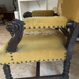 Grand fauteuil / trône ancien en noyer sculpté à têtes de lions.