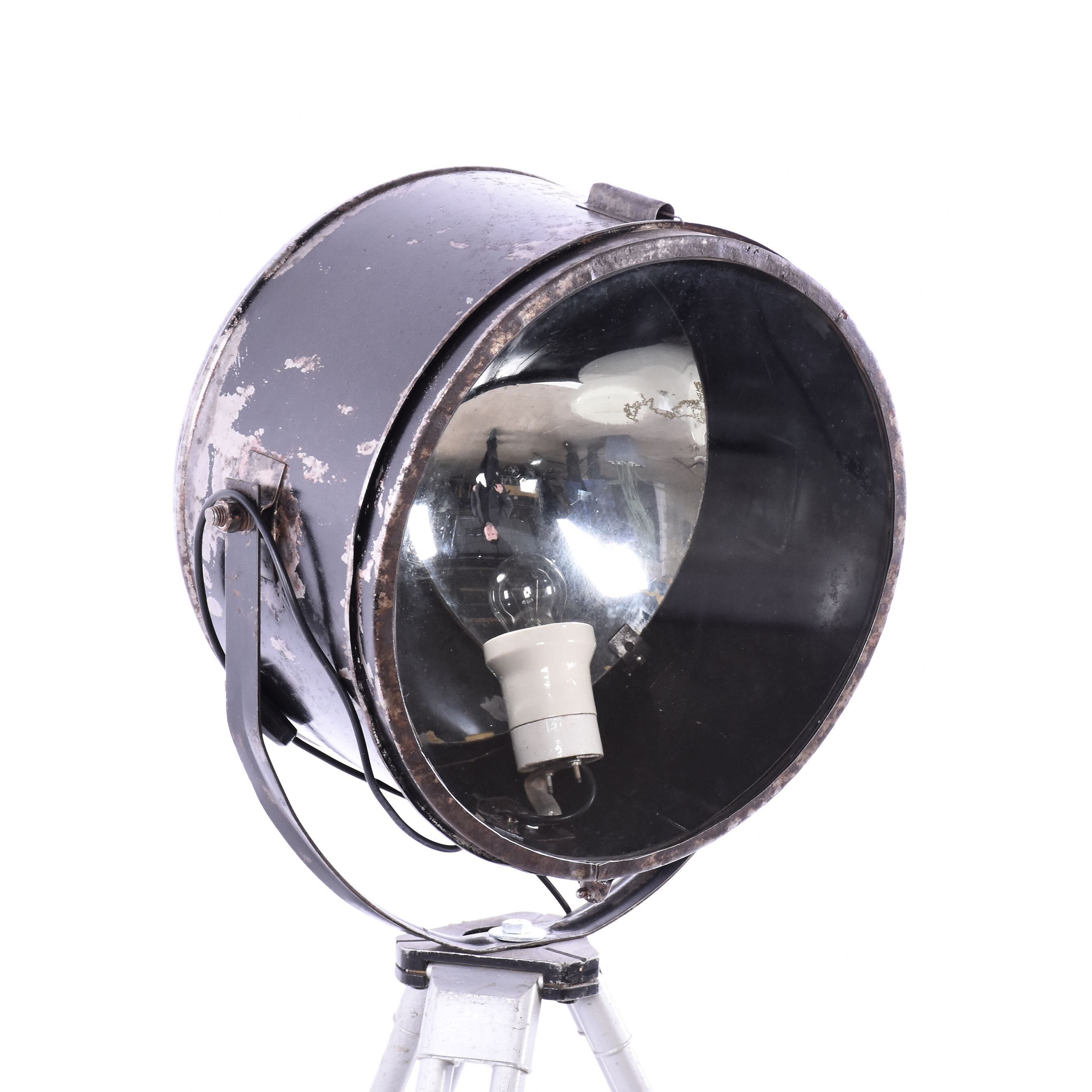 spot on metalic tripod