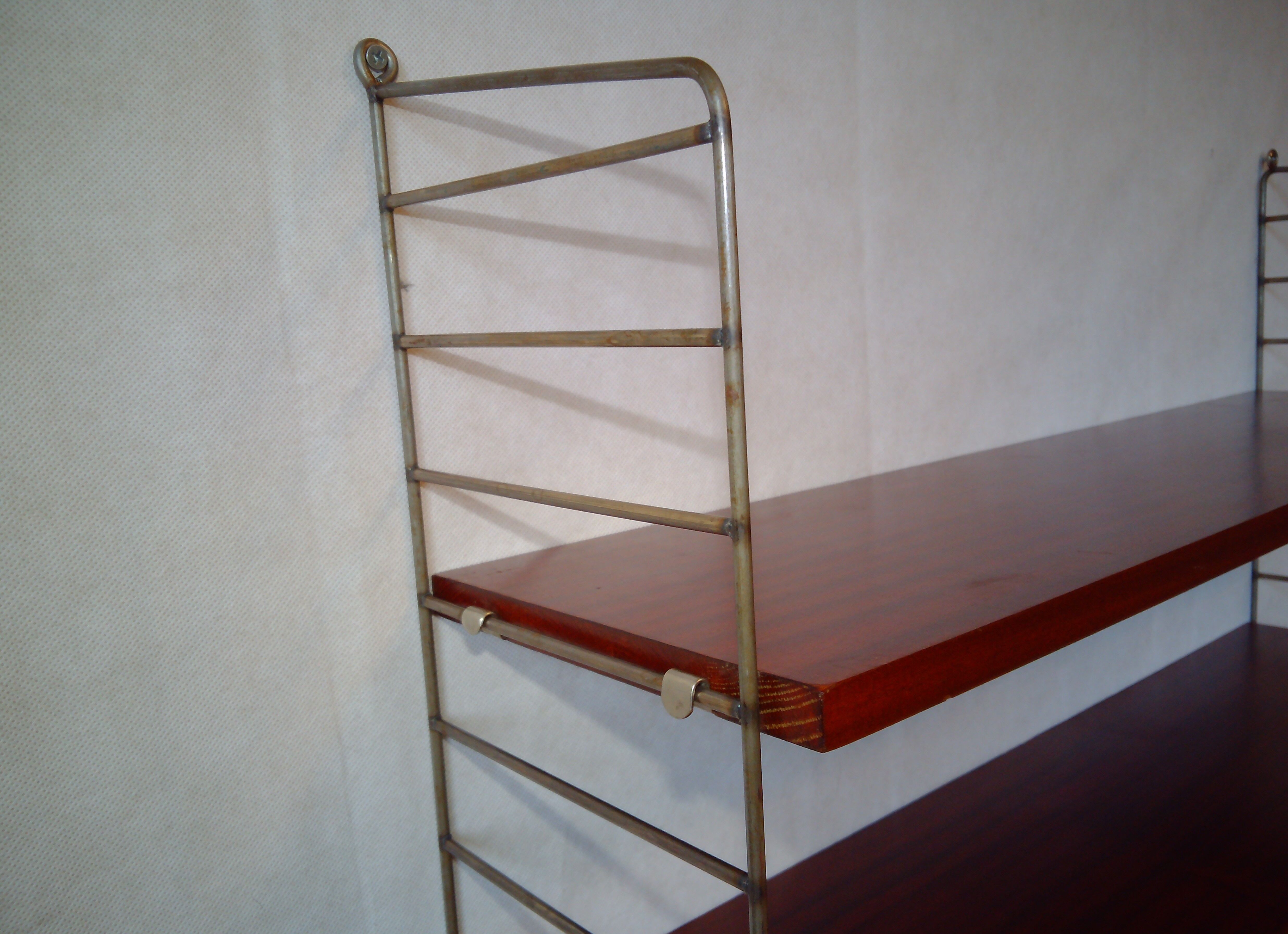 String shelf by Nisse Strinning with three mahogany shelves. Gungrey metal sides.