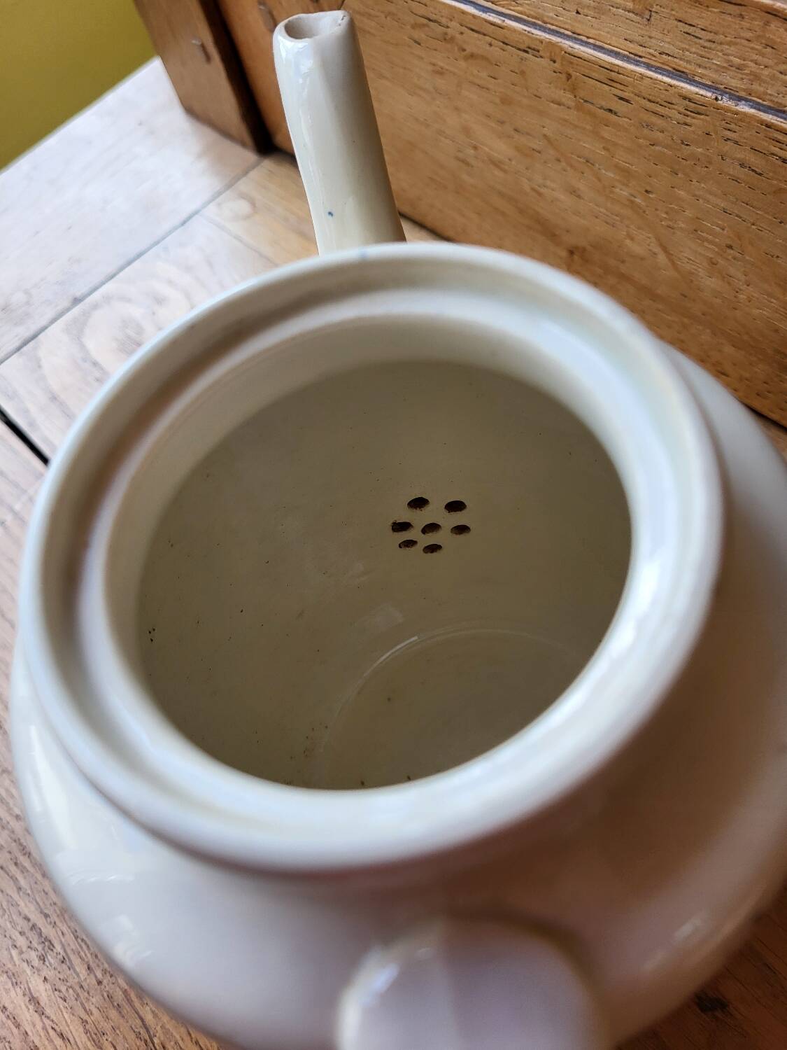 Lunéville teapot decorated with Cross of Lorraine