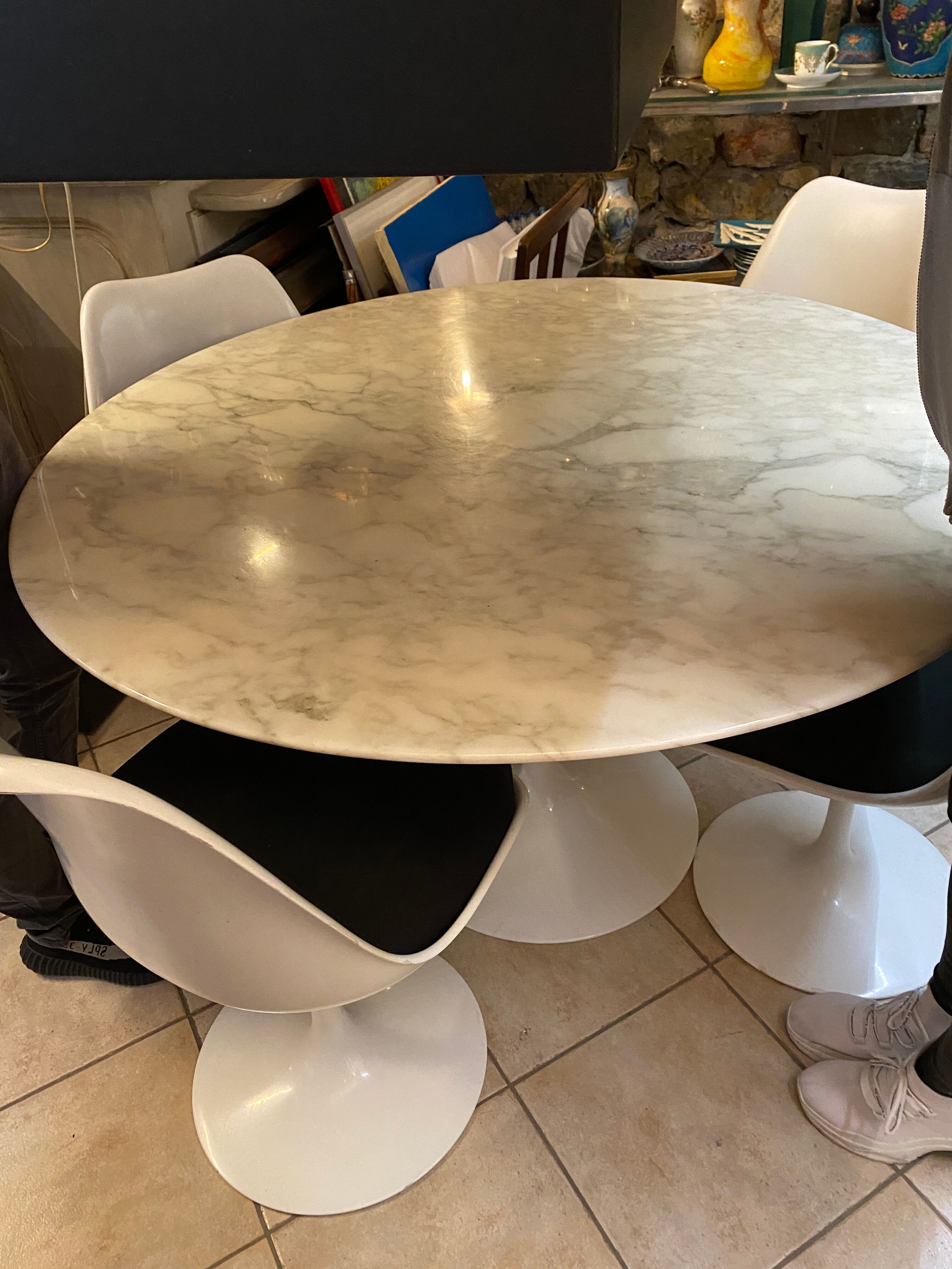 Tulip set round marble table and 4 swivel chairs by Eero Saarinen edited by Knoll