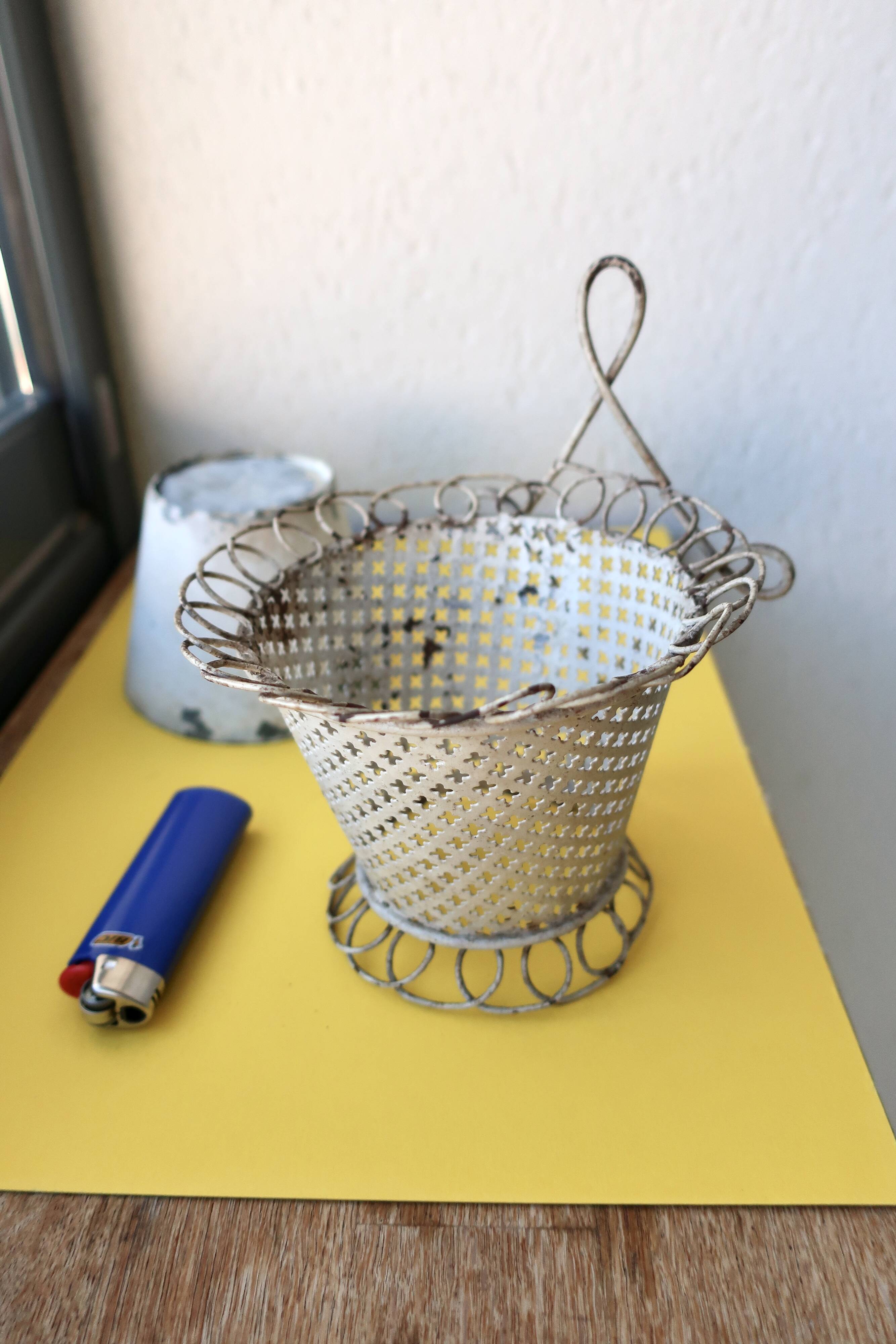 Cache-pot en fer et tôle perforée