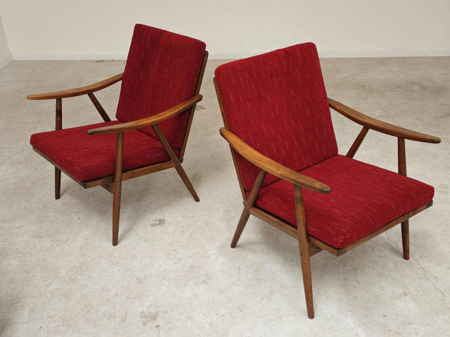 Pair of burgundy boomerang armchairs Antonin Suman Ton Bystrice (Thonet)