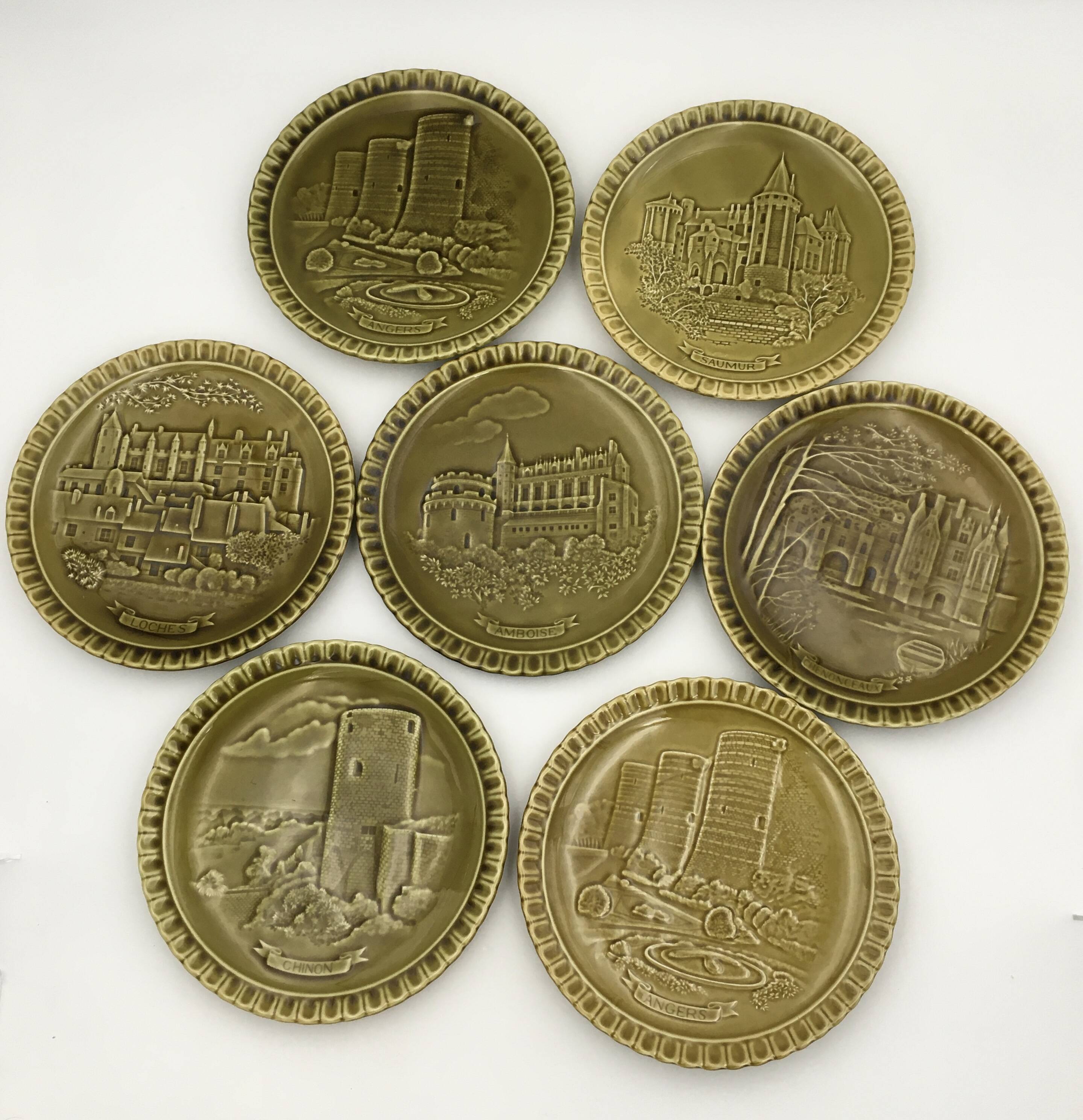 Gien earthenware plates “Châteaux de la Loire” – 1970s