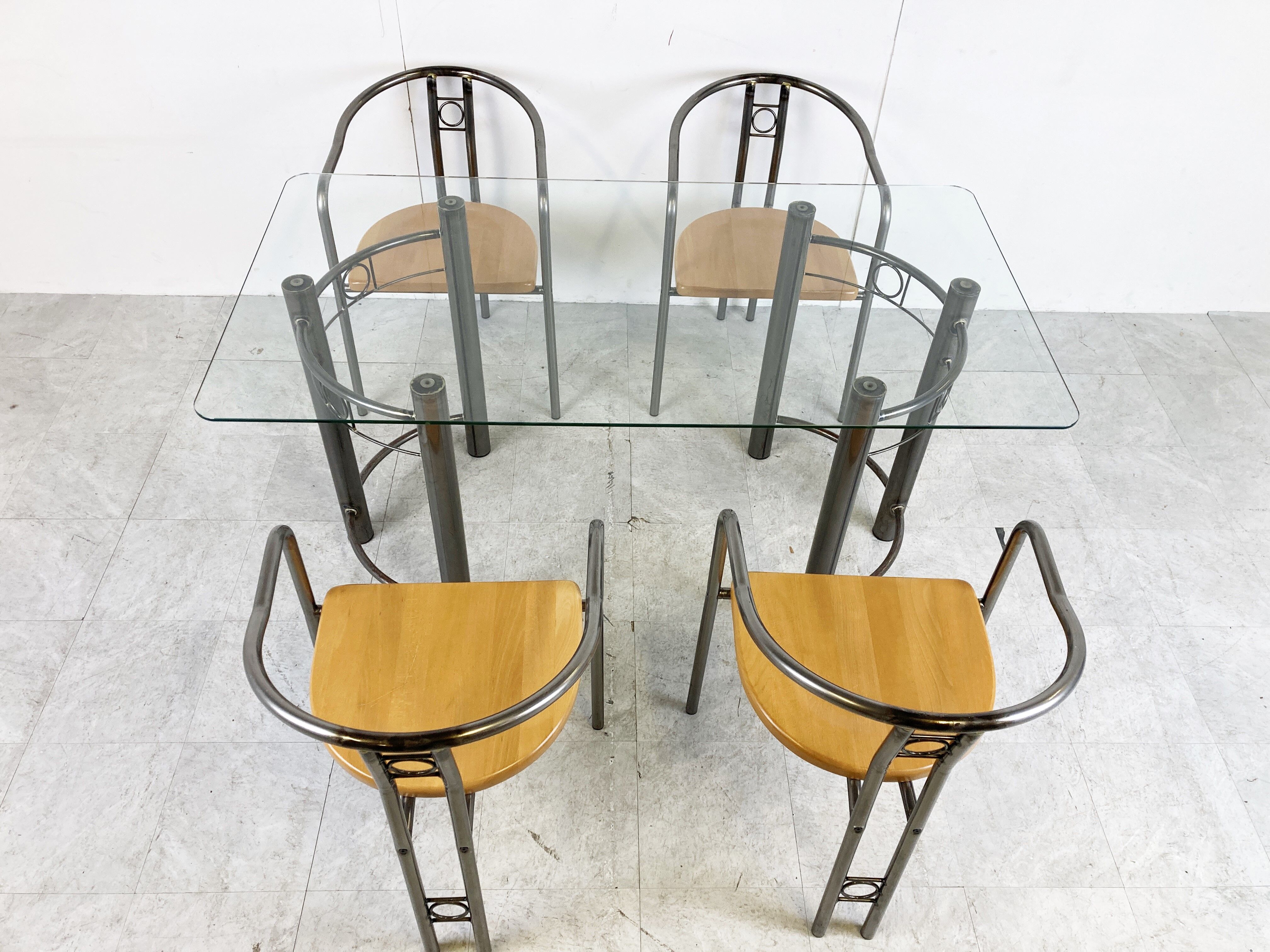 Chaises et table de salle à manger postmodernes, années 1980
