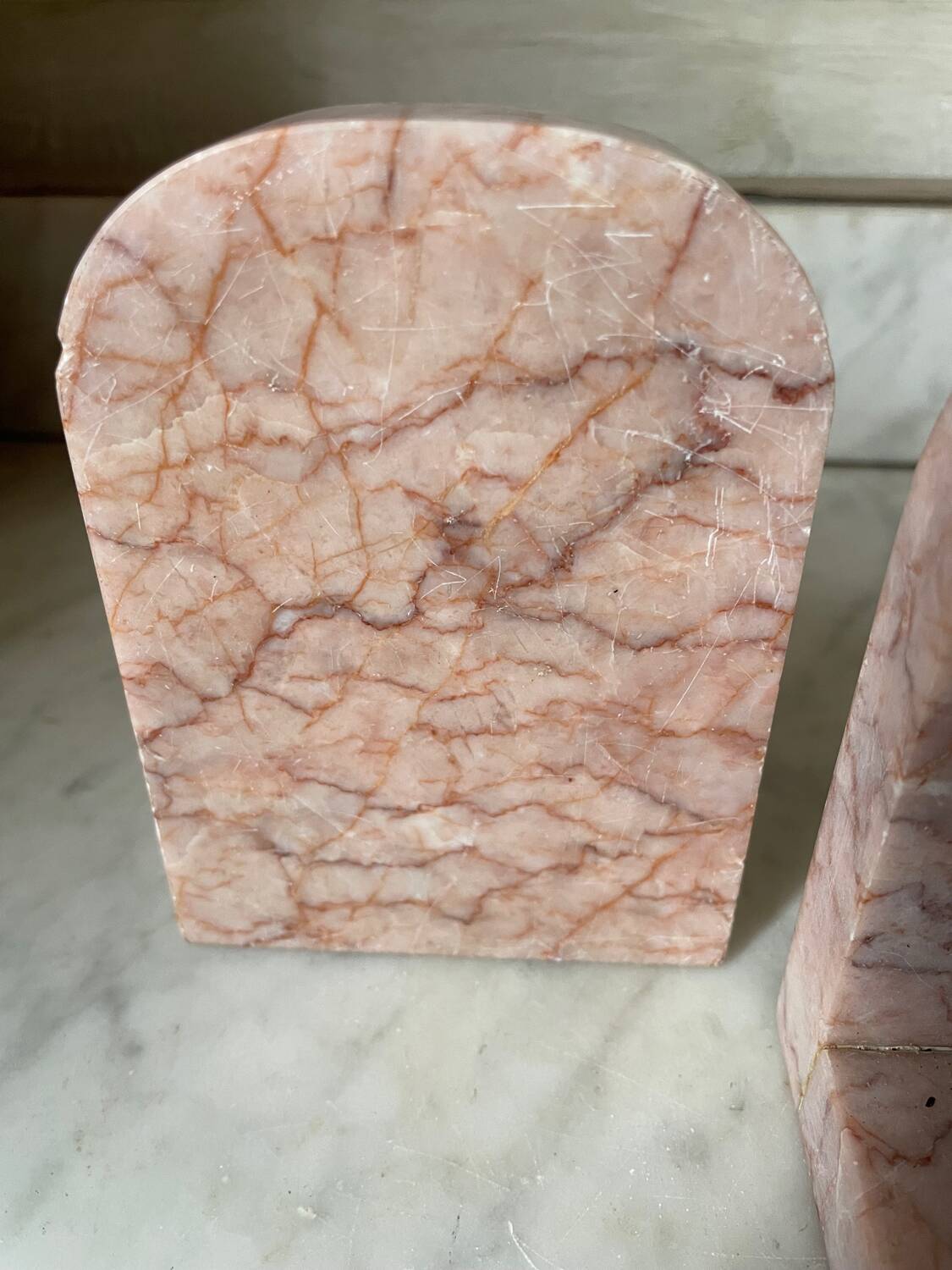 Paire de serre-livres livres en marbre rose et gris