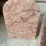 Paire de serre-livres livres en marbre rose et gris