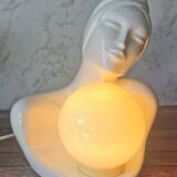 Lampe femme céramique globe opaline