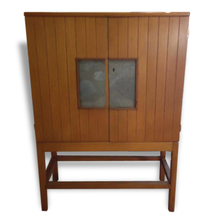Bar cabinet opening with 2 doors from the 1950s.