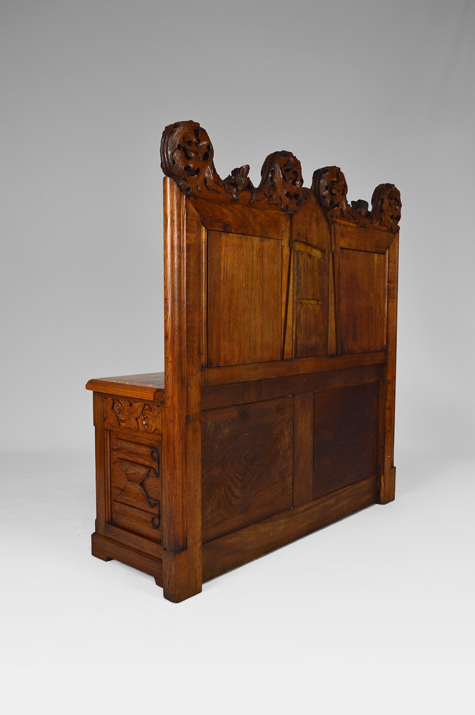 Banc coffre Gothique d'église en chêne sculpté, vers 1880