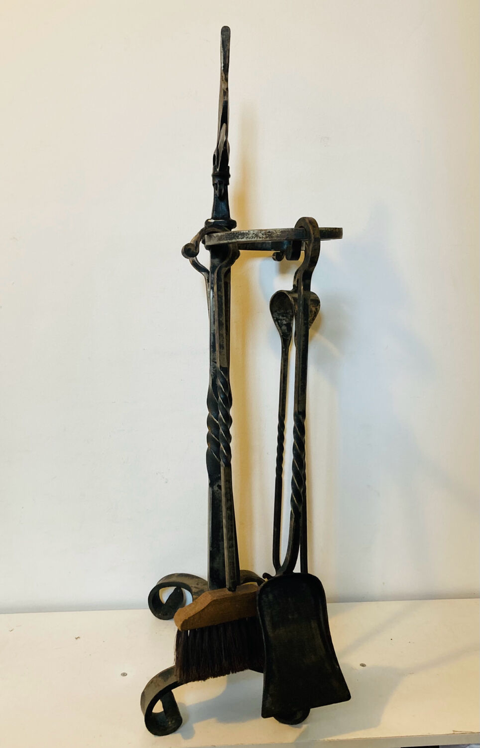 Accessoires de cheminée époque milieu XXe en fer forgé fleur de LYS