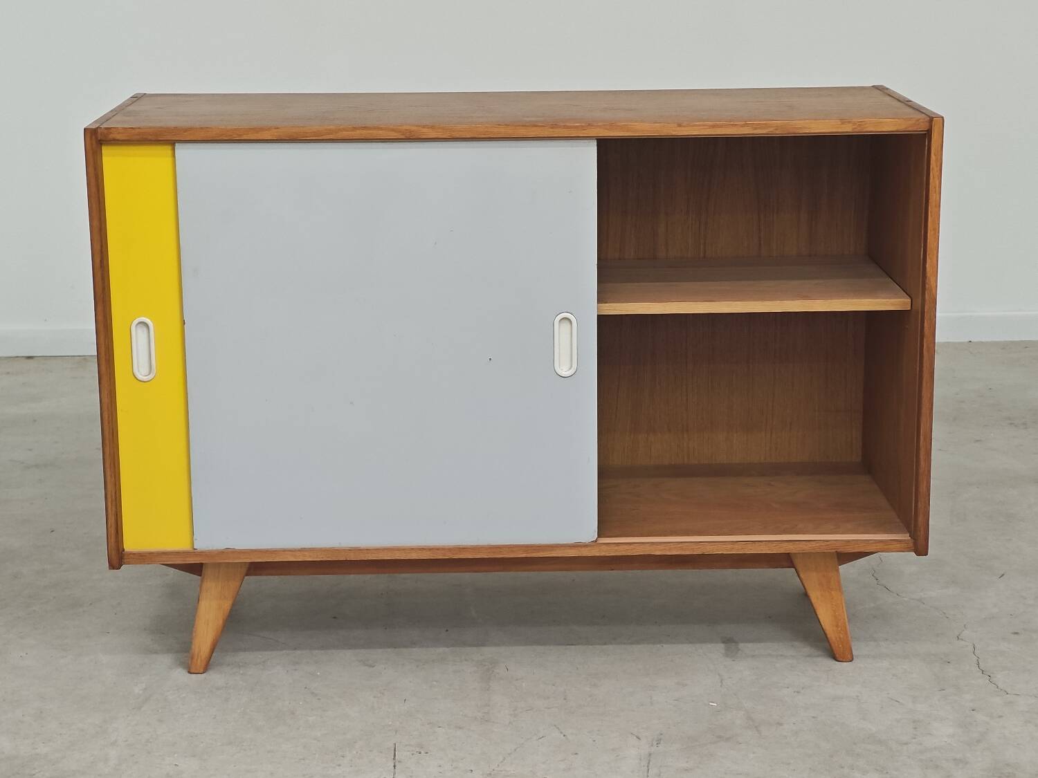 Buffet U-452 jaune et gris par Jiri Jiroutek pour Interier Praha 1960