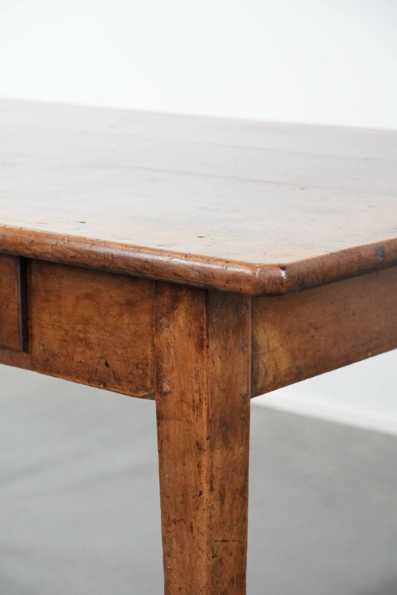 French dining table made of fruitwood from the early 19th century