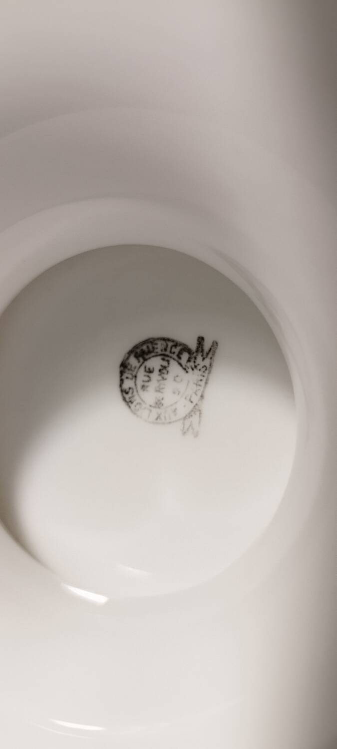 Porcelain fruit bowl with lions from Faïence Paris