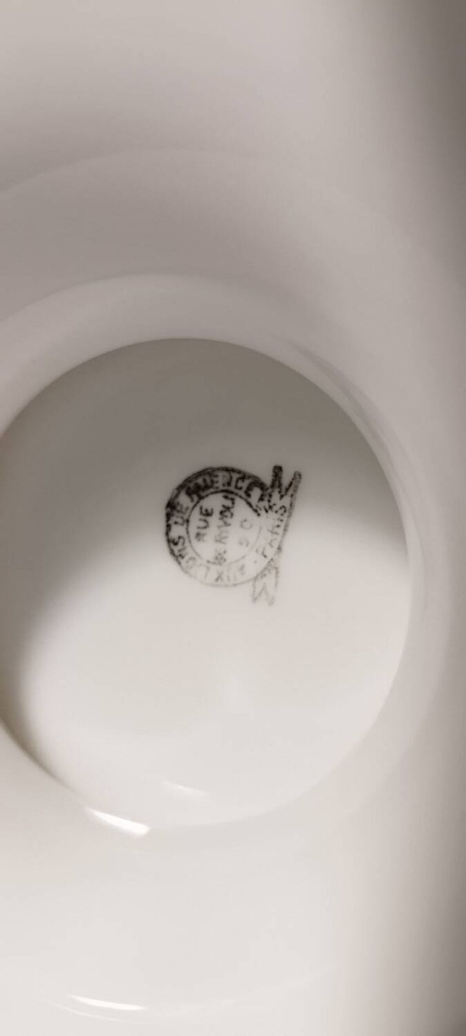 Porcelain fruit bowl with lions from Faïence Paris
