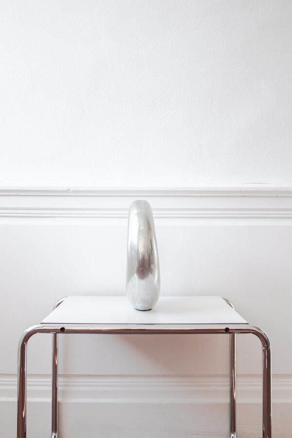 Vase sculpture vintage rond en aluminium poli chromé, travail italien