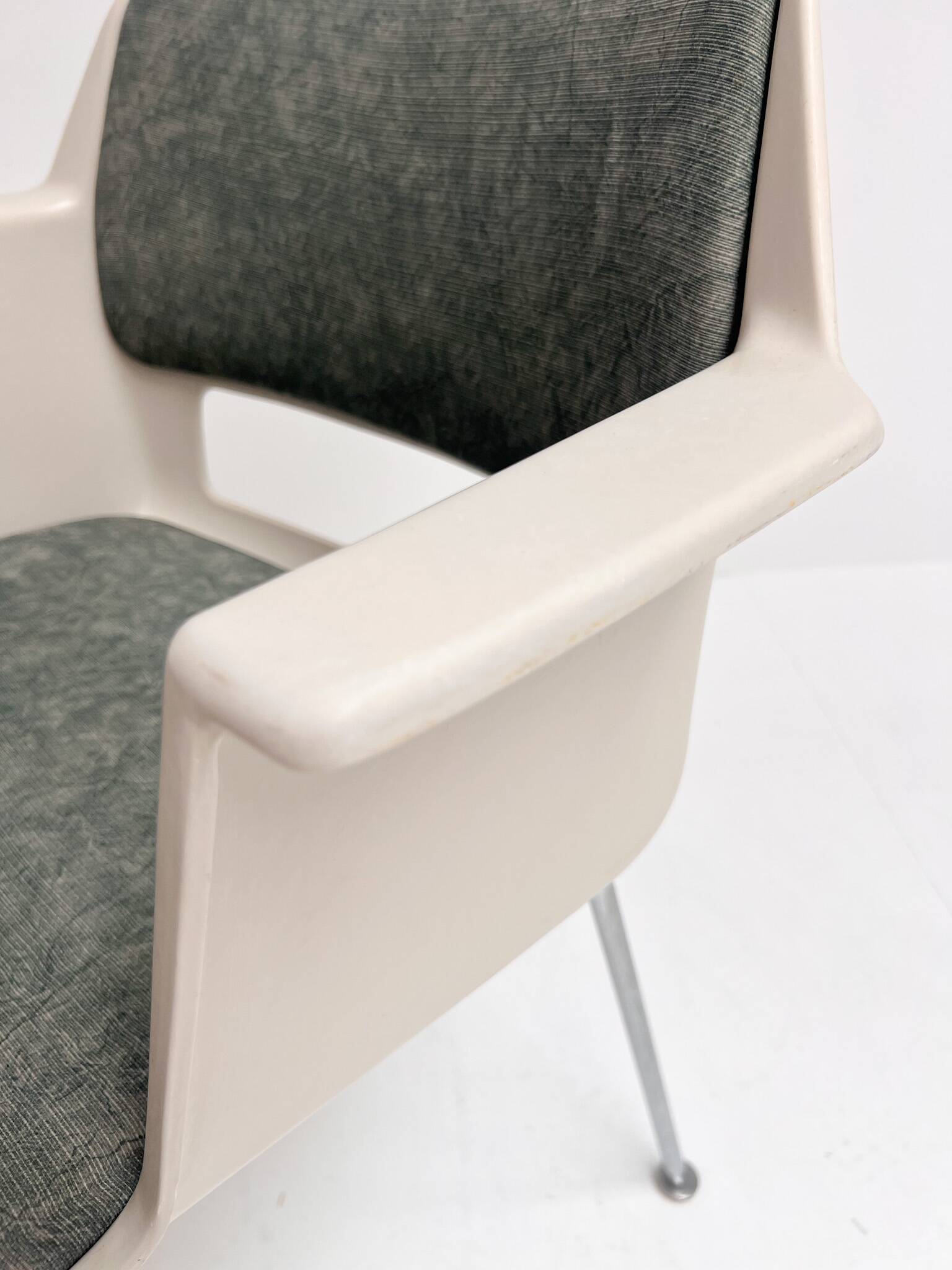 Gispen Model 2225 shell chair by Andre Cordemeijer, 1960s