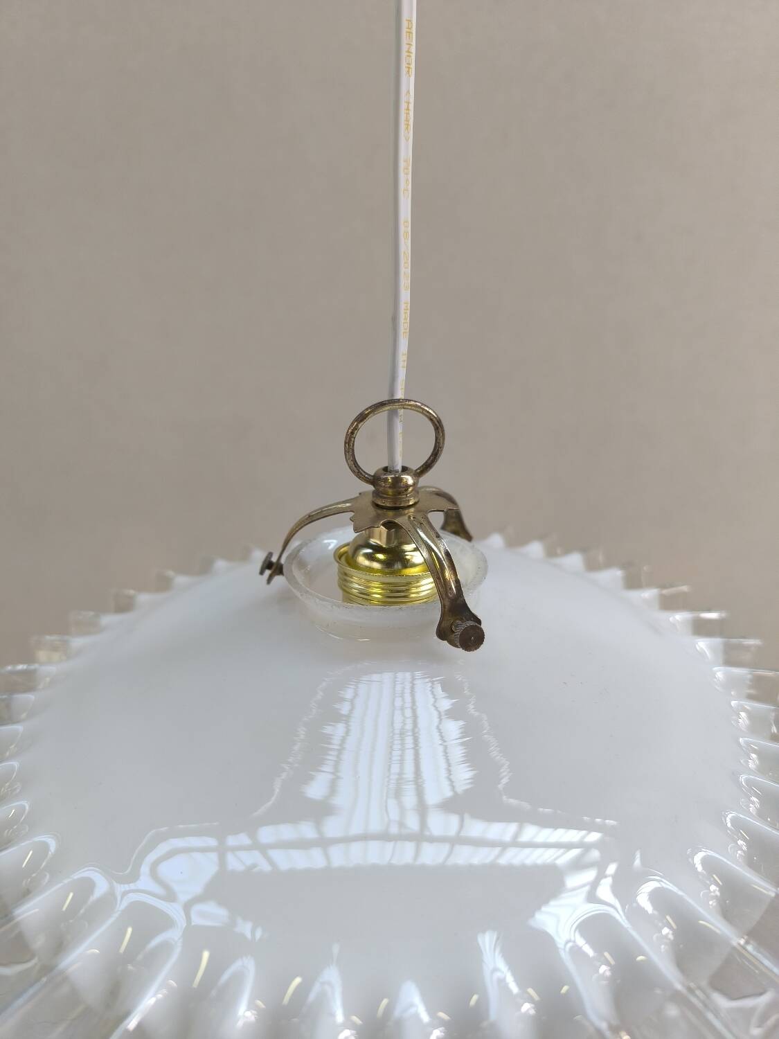 Notched opaline suspension