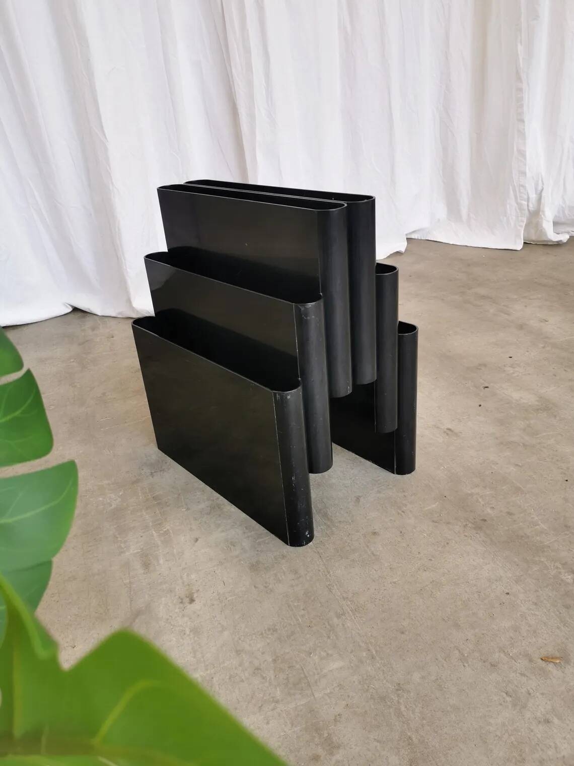 Giotto Stoppino for Kartell Black ABS Plastic Magazine Rack - 1970s Italy