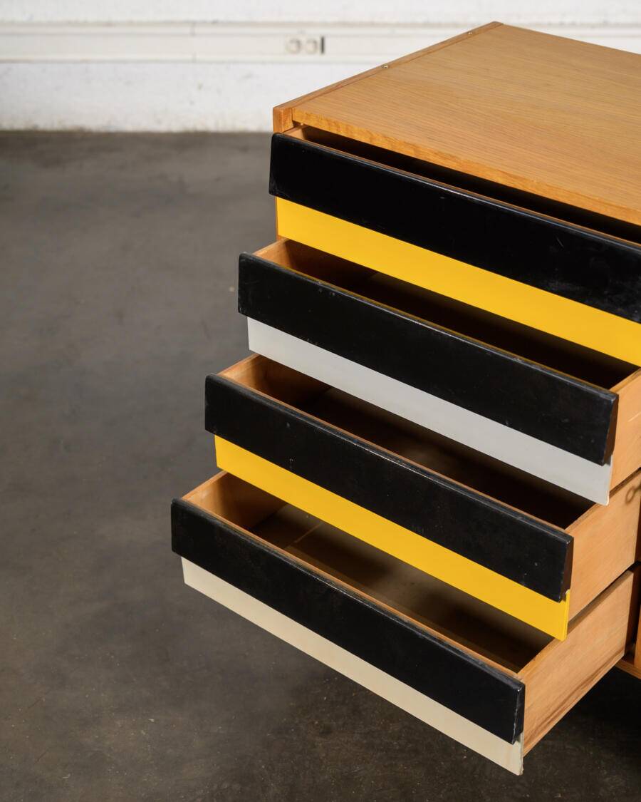Buffet Jiri Jiroutek tiroirs jaunes