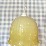 Suspension vintage en opaline jaune rayée