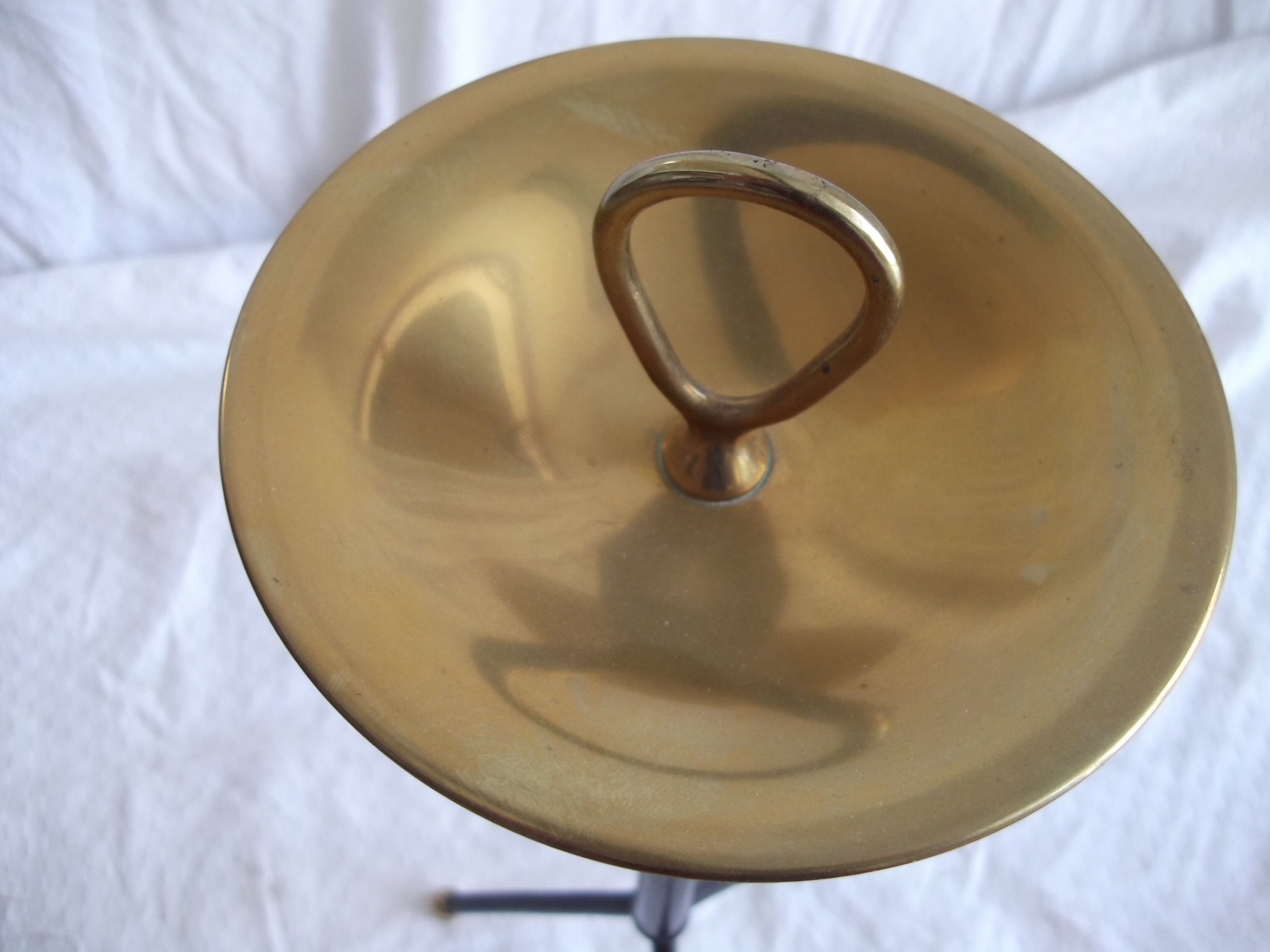 Free-standing ashtray
