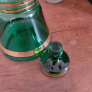 Carafe en verre vert et doré