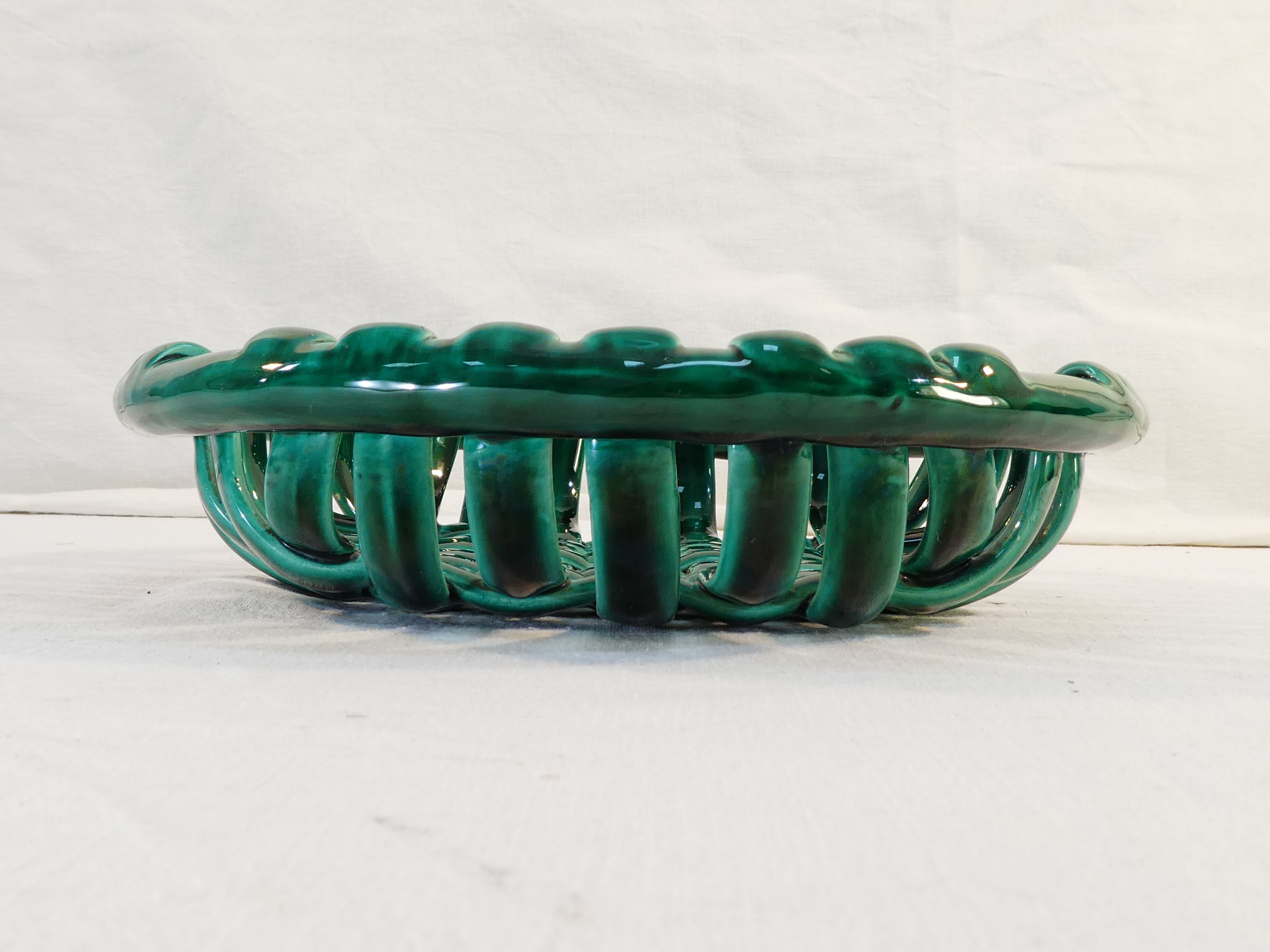 Fruit cup in openwork ceramic green