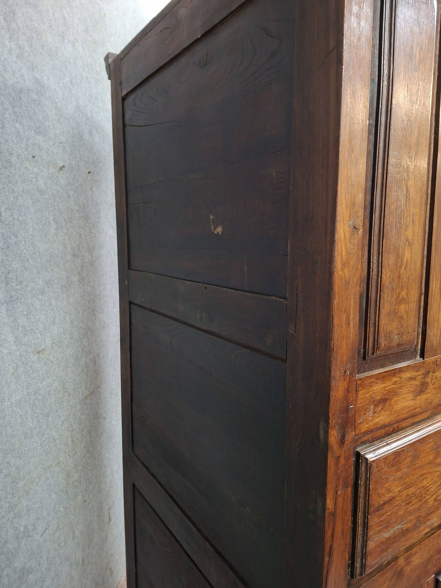 Standing man in Louis XIII style, made of solid oak, from the 20th century.