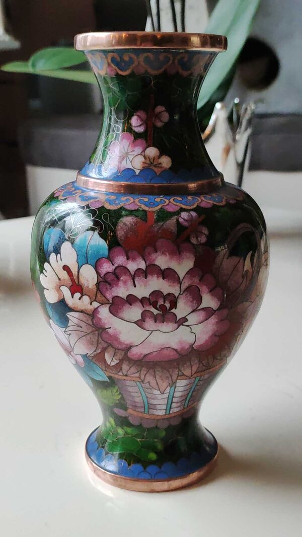 Vase balustre artisanal chinois, peint main, en émail cloisonné/motifs floraux, pivoines 21 cm