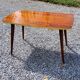 Table basse des années 60 en acajou doré pieds compas