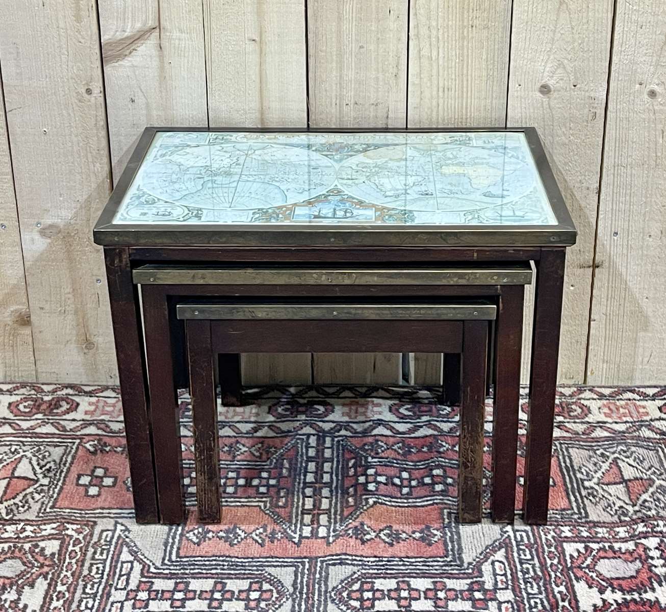 Tables gigognes mappemondes en acajou, verre et laiton - années 50