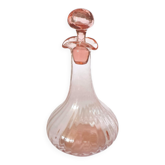 Carafe en verre rose