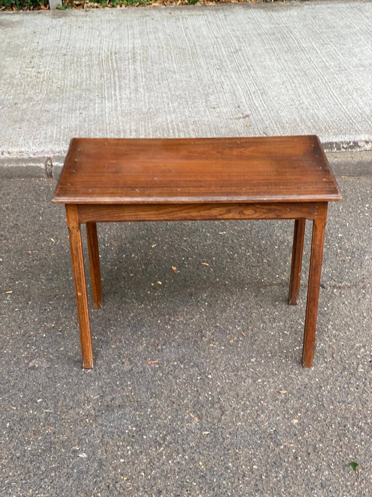 Vintage rectangular side table in solid oak from the 1920s.