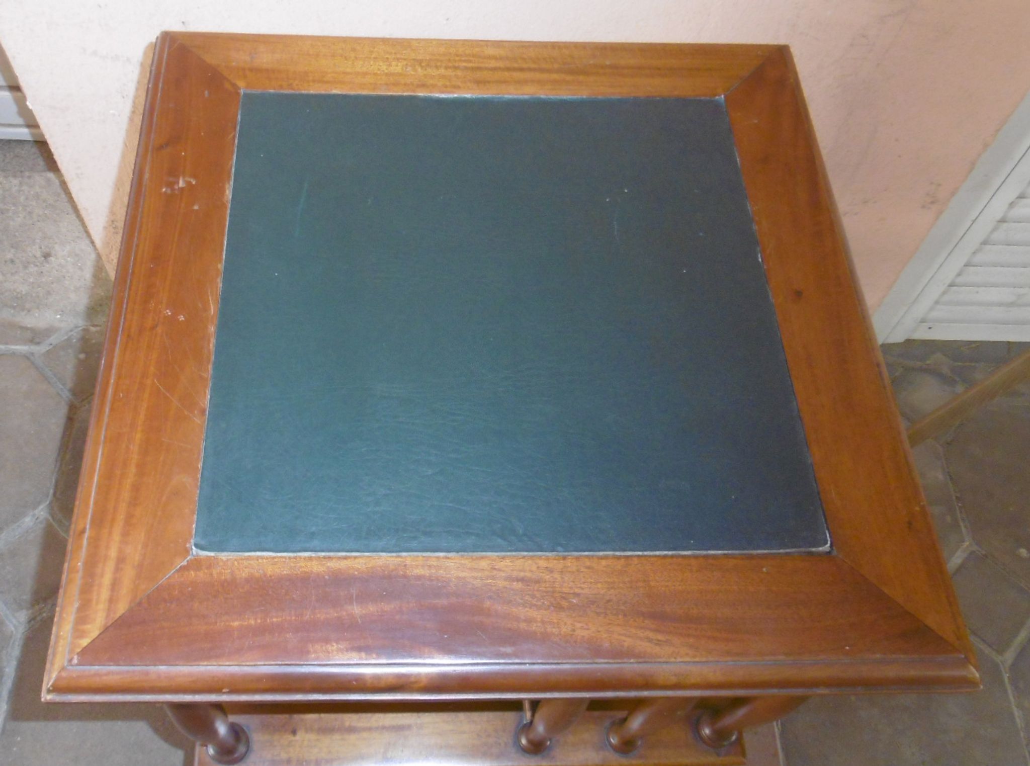 Bibliothèque roulante en acajou avec dessus cuir vert