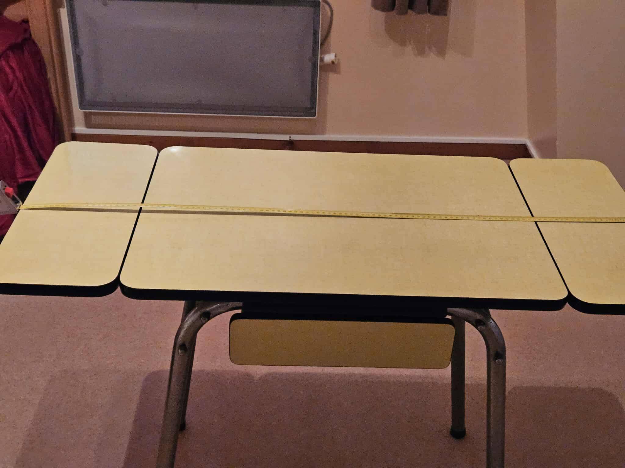 Table année 1960 en formica jaune