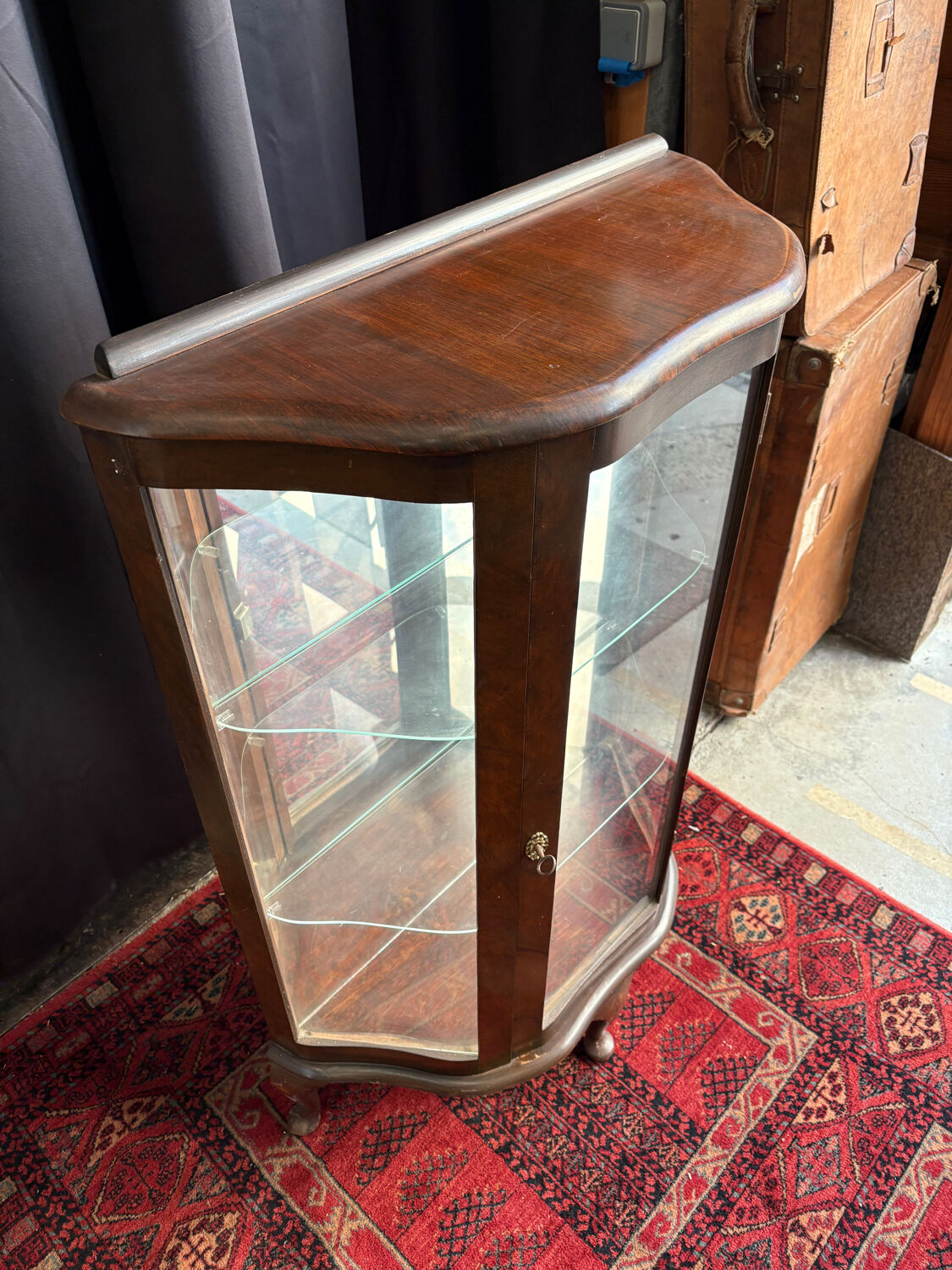 Antique English wooden display cabinet - Curved legs & 3 shelves