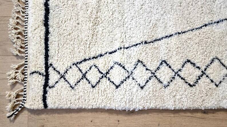 Ecru Moroccan rug with geometric patterns 200cm x 300cm