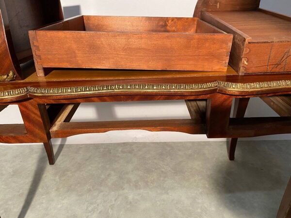 Bureau plat en placage d’acajou de style Louis XV
