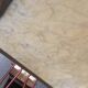 Table basse marbre blanc gris structure en métal laiton doré vintage 60s