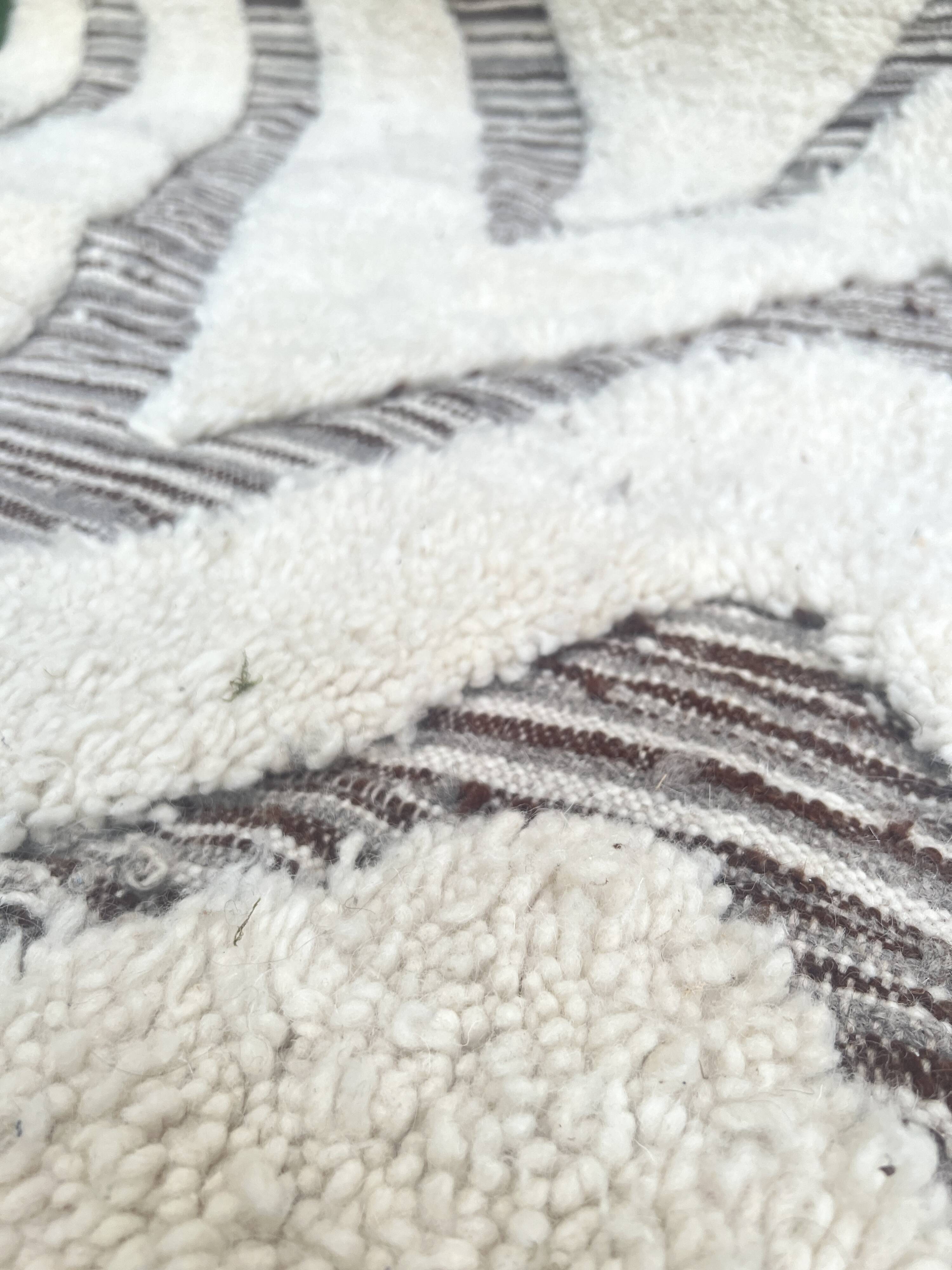 Large hand-knotted beige and cream Berber rug, 2.90m x 1.80m.