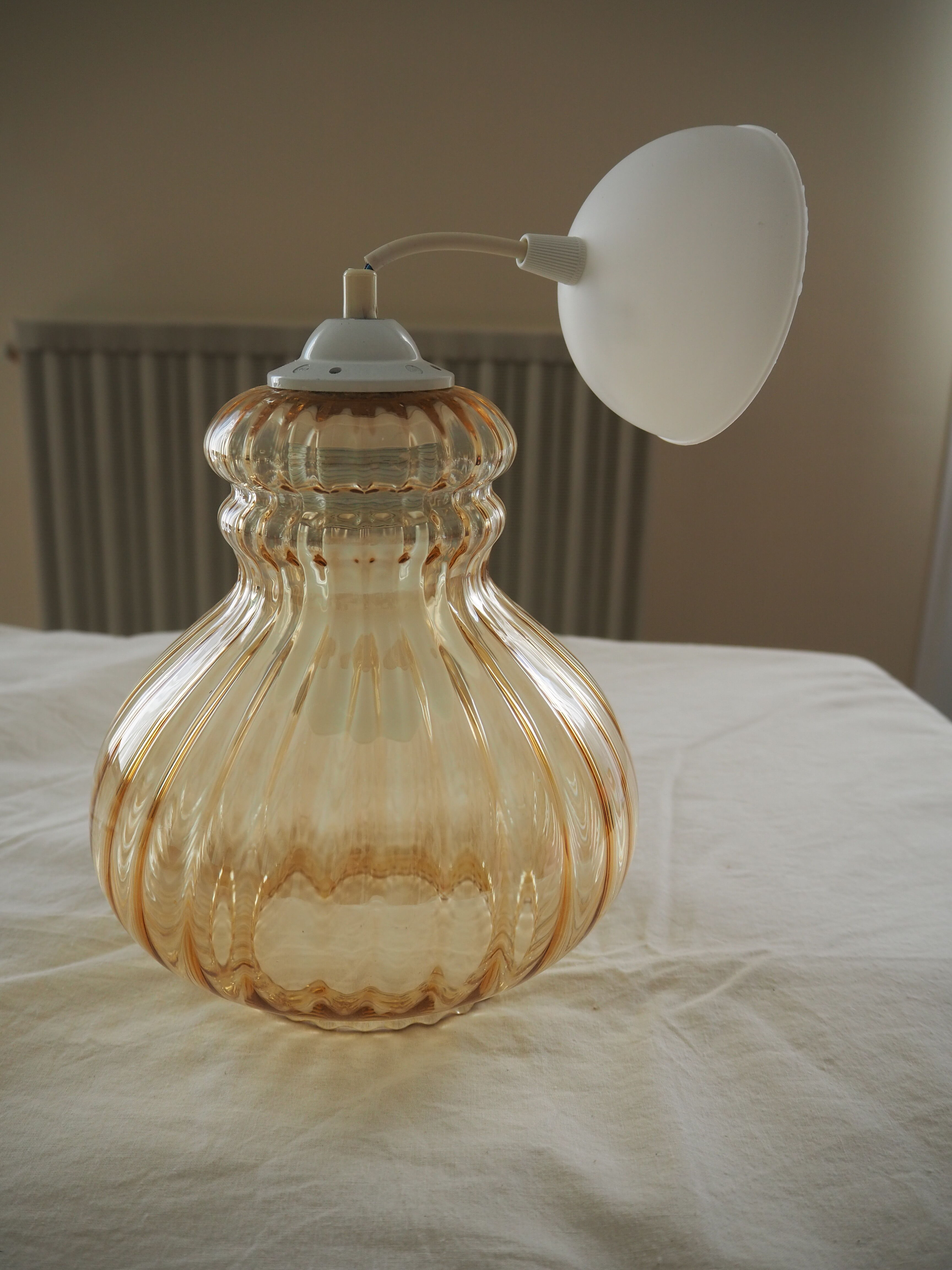 Pear-shaped striped suspension, in smoked glass.