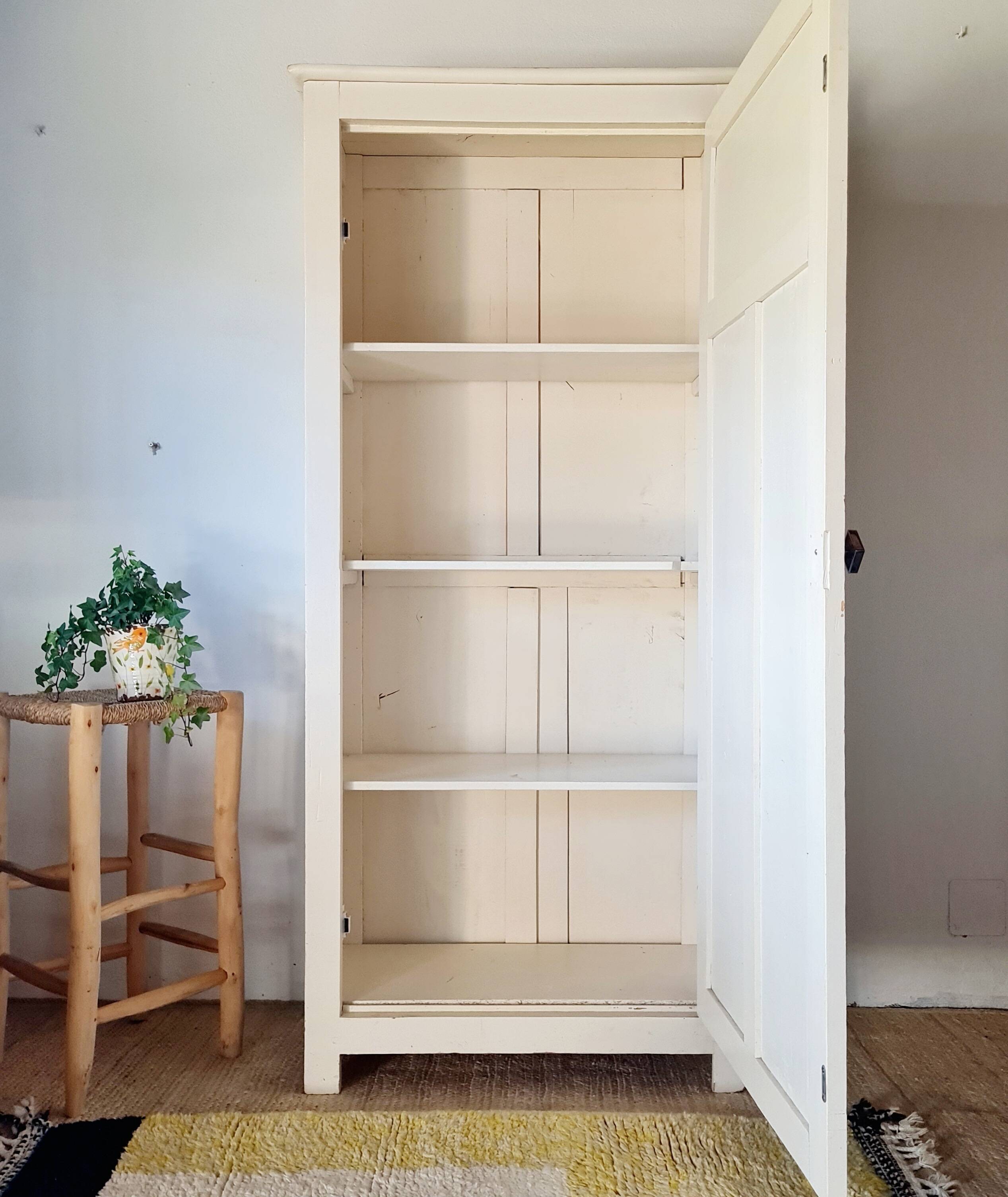 Antique Parisian bonnetière - Cream white - Panelled