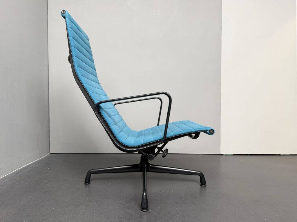 EA-124 office chair, aluminium chair, Hop Sak, turquoise blue, by Charles & Ray Eames for Vitra, Norway, 2000s. Swivel and tilt function.